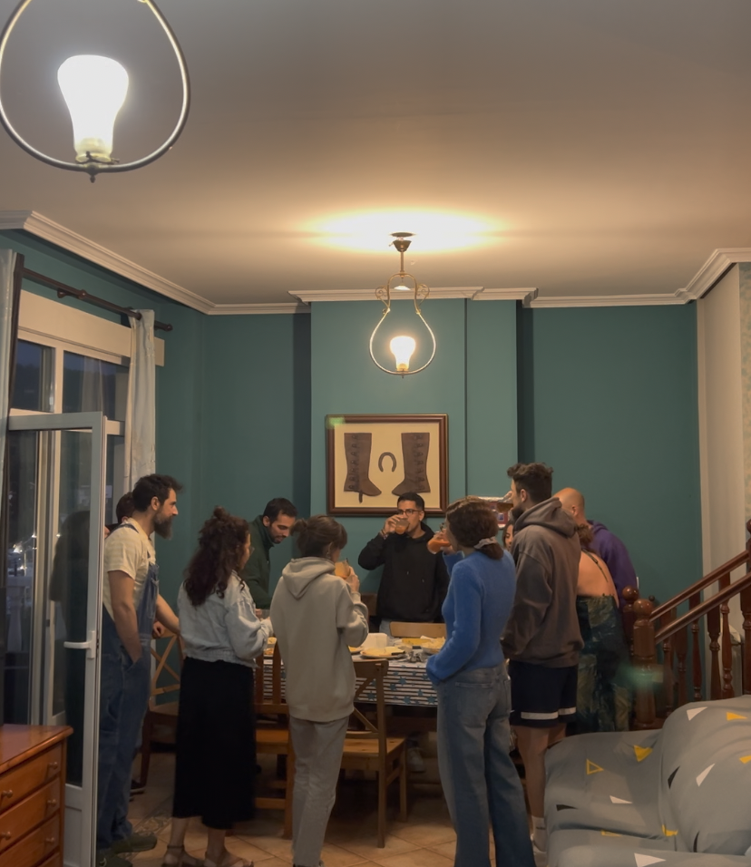 Reto Aut Surf 2024 con los protas cenando en la casa