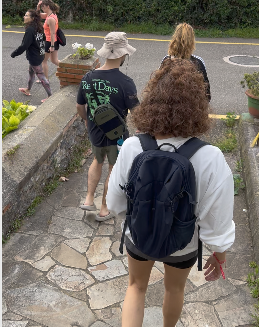 Reto Aut Surf 2024 con los protas saliendo de la casa