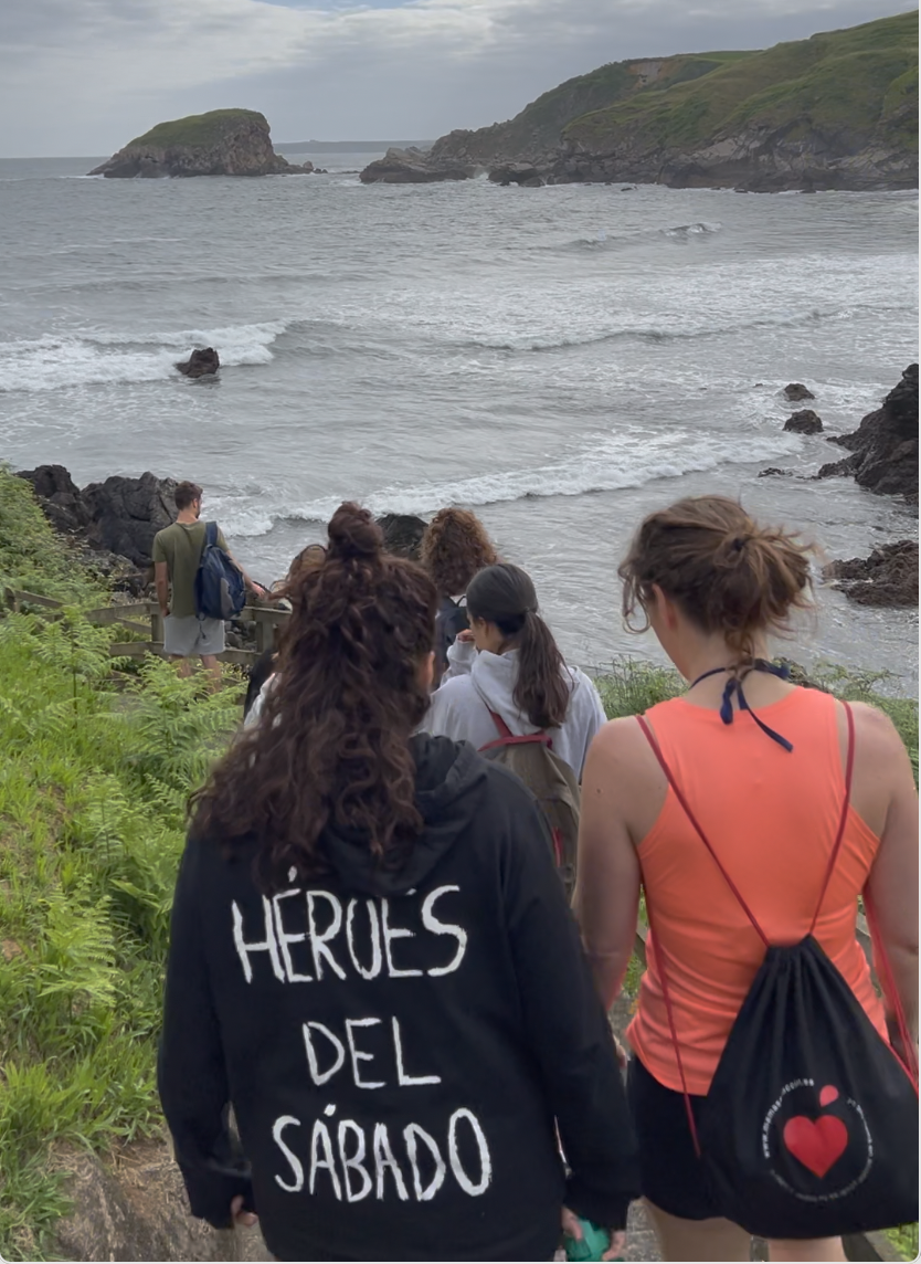 Reto Aut Surf 2024 con los protas bajando a la playa