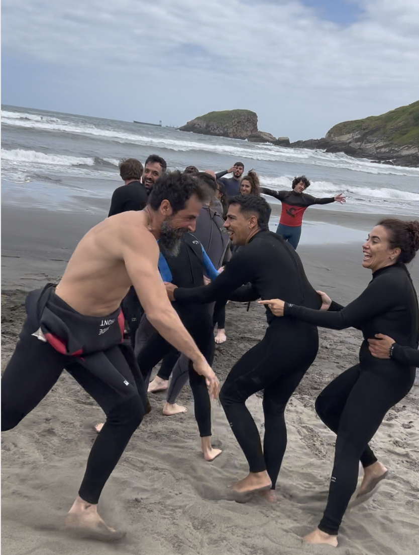 Reto Aut Surf 2024 con los protas jugando en la playa