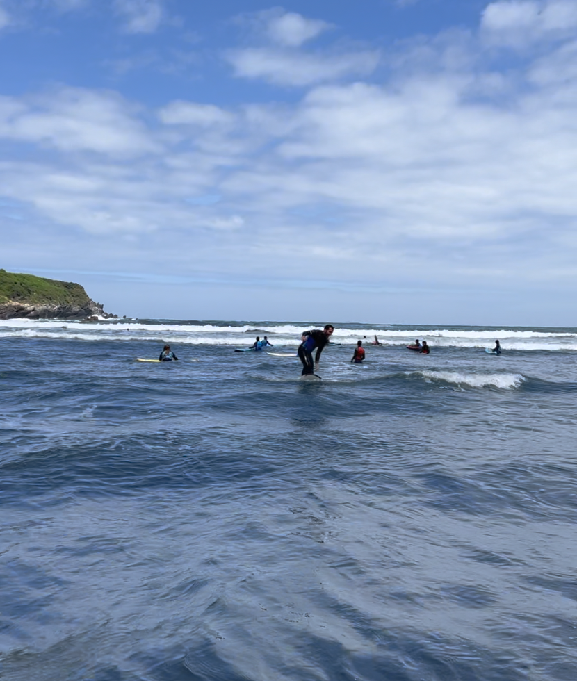 Reto Aut Surf 2024 con los protas surfeando