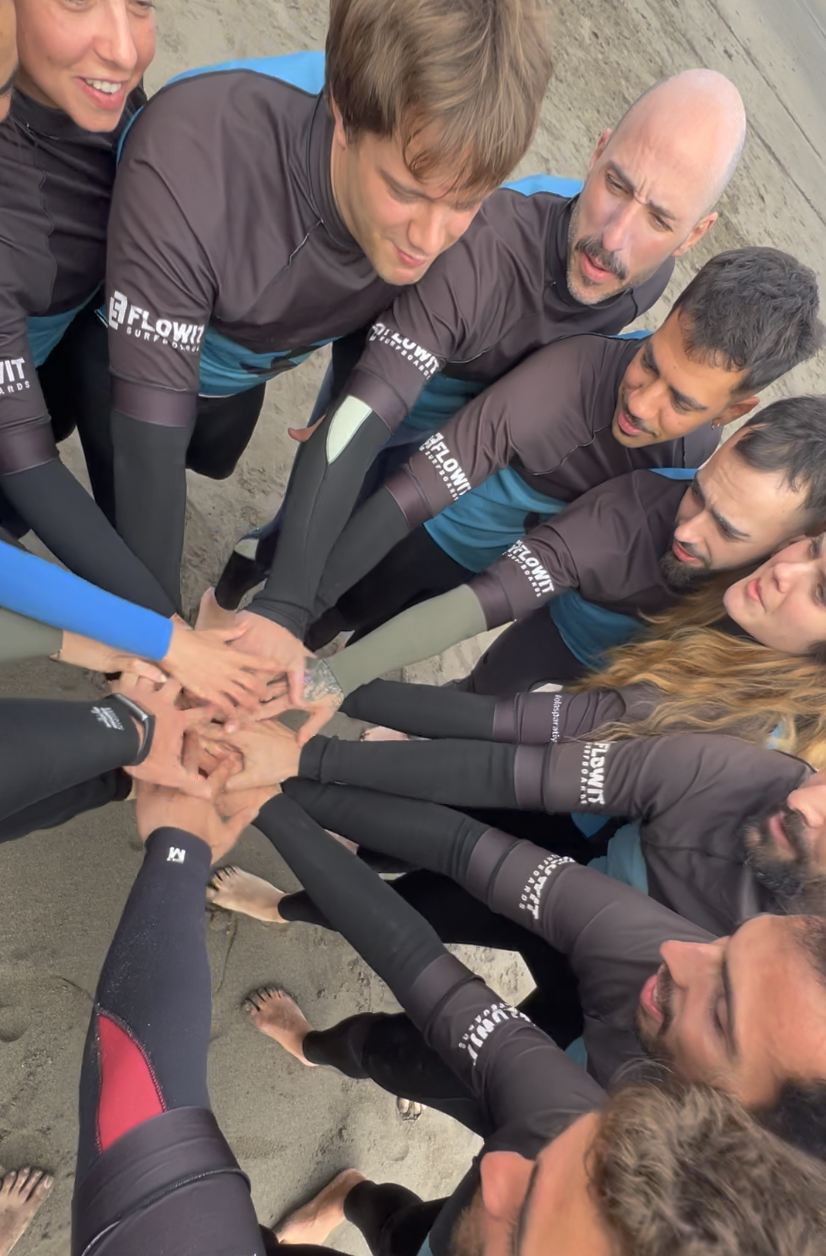 Reto Aut Surf 2024 con los protas chocando las manos